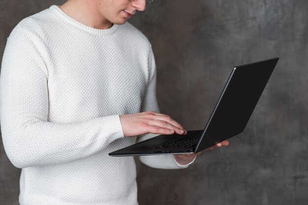 Hombre mirando hacia abajo en su computadora portátil