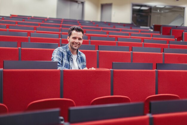 Hombre mirando la cámara en la sala de conferencias