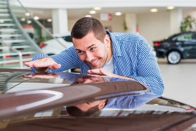 Hombre mirando un coche nuevo