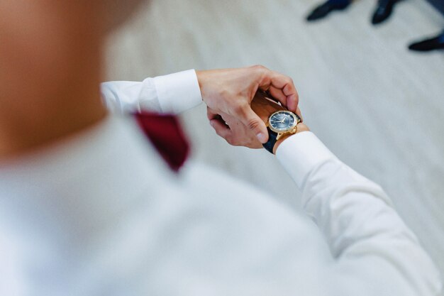 Hombre mirando la hora en su reloj de pulsera