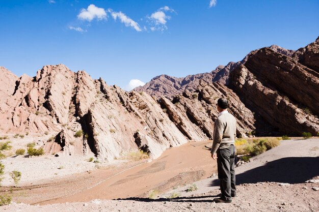 Hombre mirando a las montañas