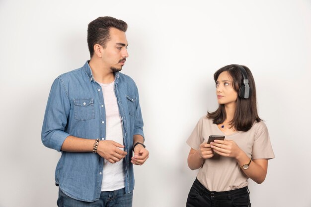 Hombre mirando a la mujer con mirada de desaprobación.