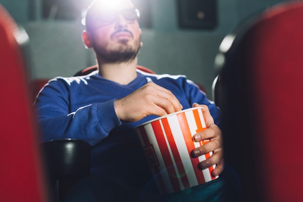 Foto gratuita hombre mirando la pantalla de cine