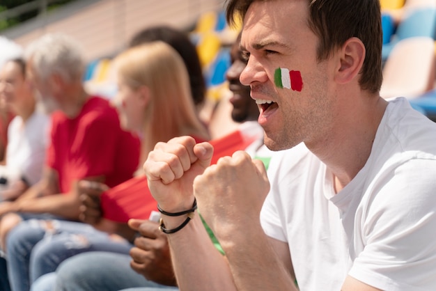 Foto gratuita hombre mirando un partido de fútbol