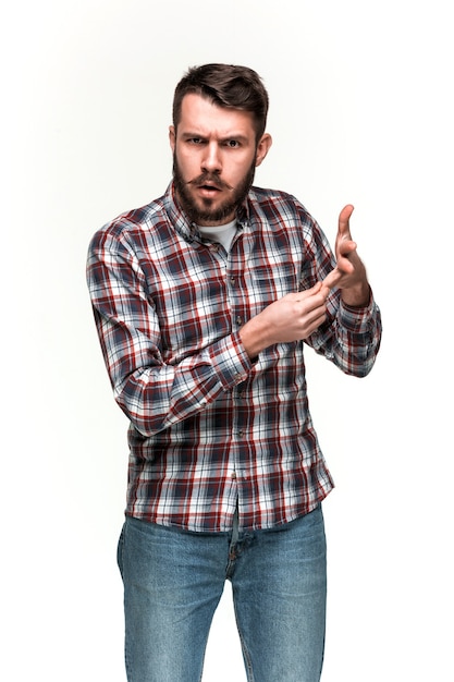 Foto gratuita el hombre está mirando pouter. sobre la pared blanca