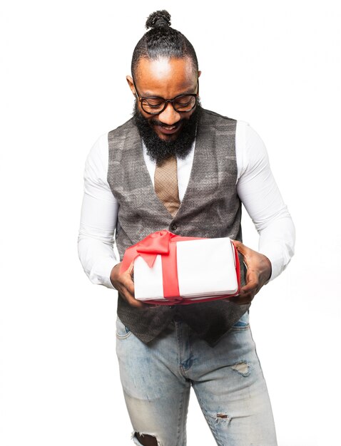 Hombre mirando un regalo blanco con lazo rojo
