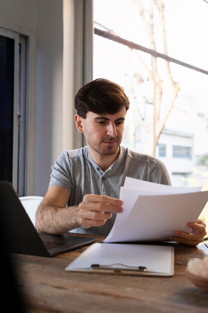 Hombre mirando a través de notas