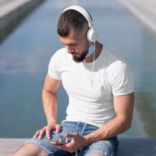 Hombre mirando a través de su teléfono