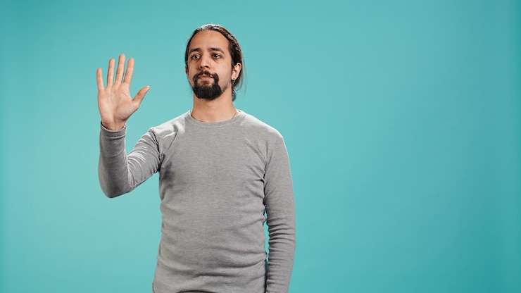 Foto gratuito hombre mirando visualizaciones de hologramas ar haciendo gestos de deslizamiento
