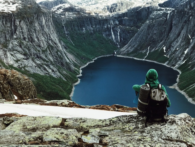 Foto gratuita el hombre con una mochila admira el paisaje de montaña magnífico