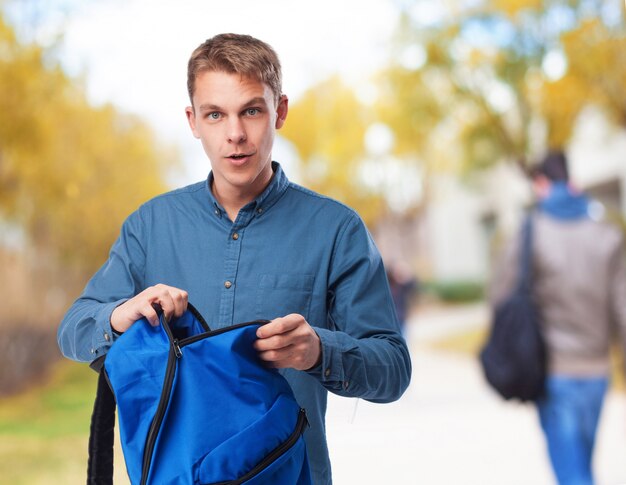 Hombre con una mochila azul