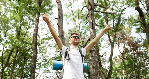 Hombre con mochila en bosque