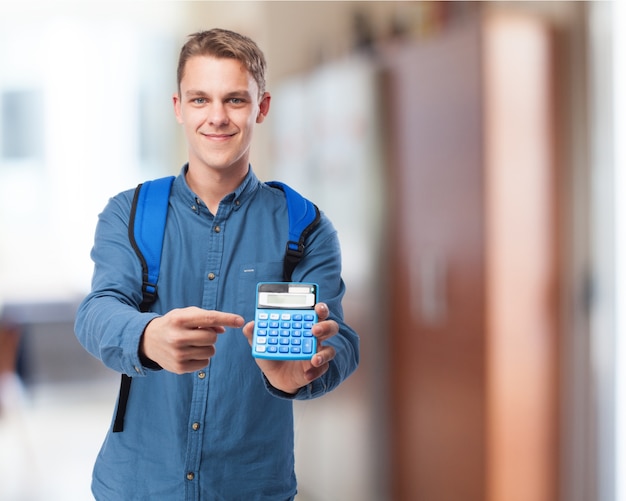 Hombre con una mochila y una calculadora