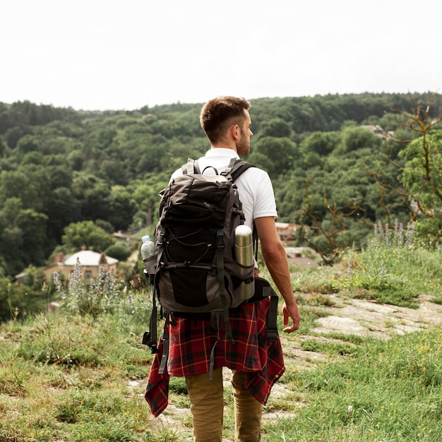 Foto gratuita hombre con mochila en carretera