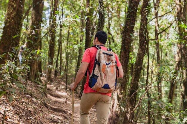 Hombre con mochila en colina