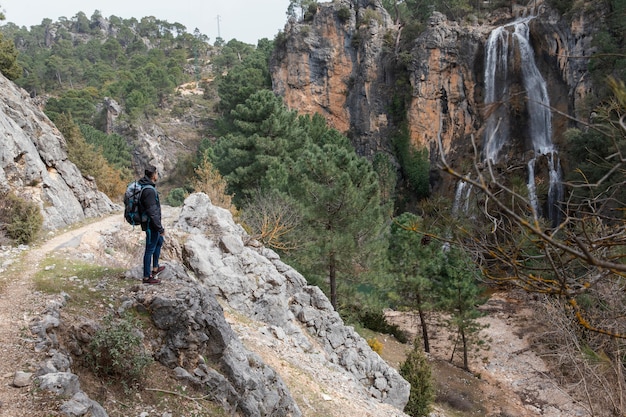 Hombre con mochila explorando la naturaleza