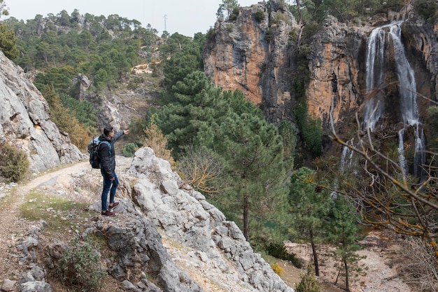 Hombre con mochila explorando la naturaleza