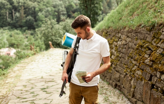 Hombre con mochila viajando solo en ruinas