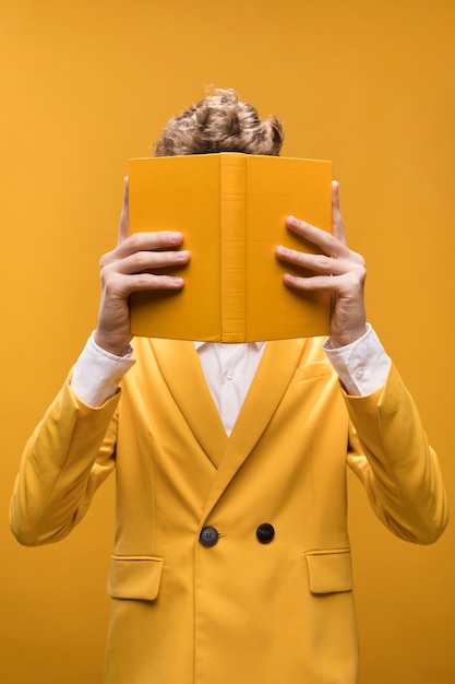 Hombre de moda joven leyendo un libro