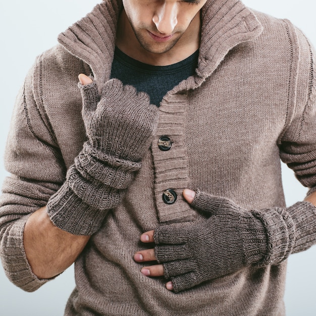 Foto gratuita hombre de moda en ropa de punto de invierno