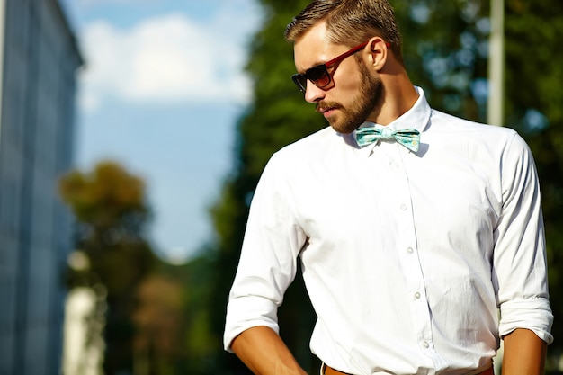 Foto gratuita hombre modelo guapo hipster en ropa de verano elegante posando en gafas de sol