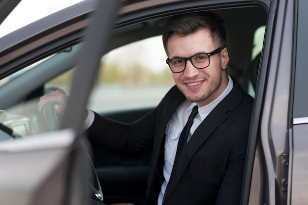 Foto gratuita hombre moderno de alto ángulo en coche