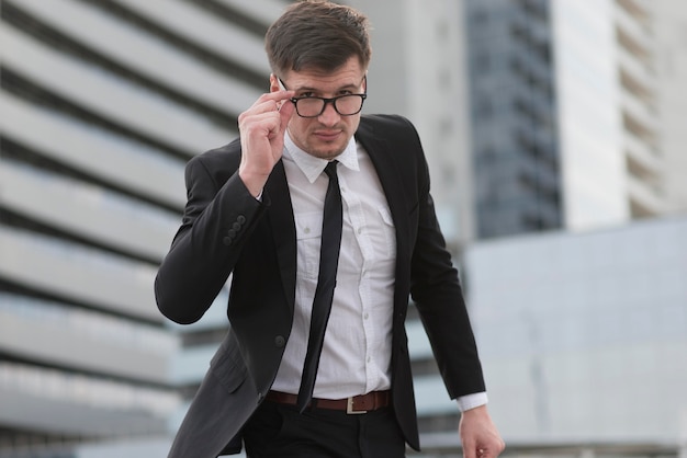 Foto gratuita hombre moderno de alto ángulo con gafas