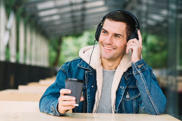 Hombre moderno con auriculares en entorno urbano