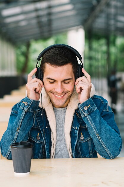 Hombre moderno con auriculares en entorno urbano