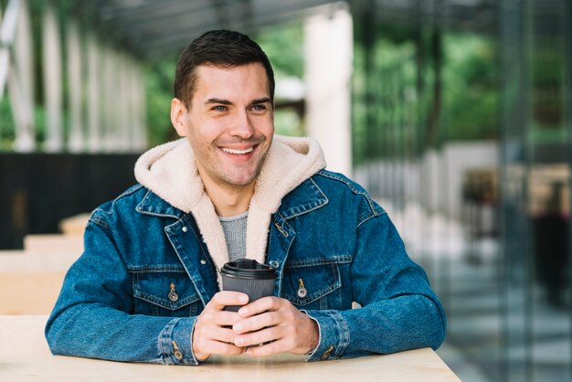 Hombre moderno con café en entorno urbano