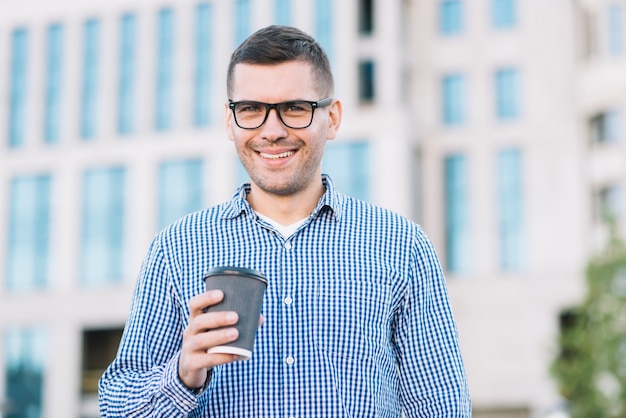 Foto gratuita hombre moderno con café