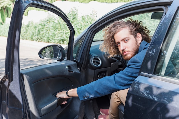 Foto gratuita hombre moderno en coche