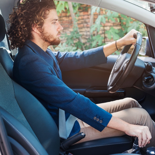 Hombre moderno en coche