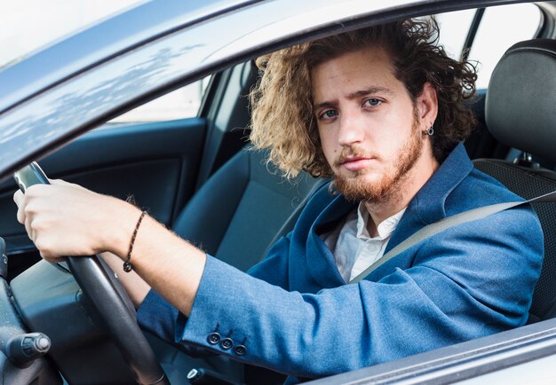 Hombre moderno en coche