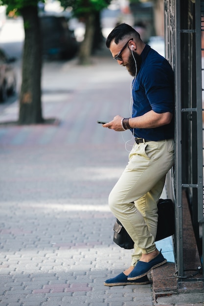 Foto gratuita hombre moderno comprobando su correo electrónico