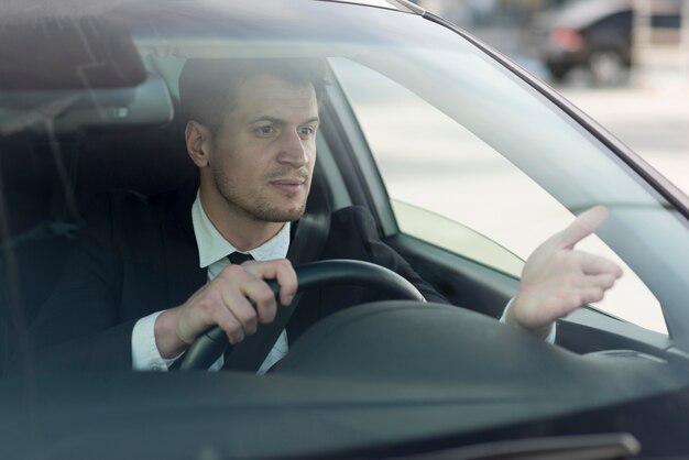 Hombre moderno conduciendo coche