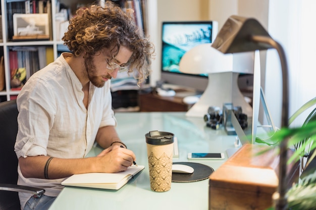 Foto gratuita hombre moderno en escritorio