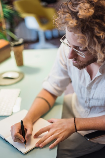 Foto gratuita hombre moderno en escritorio