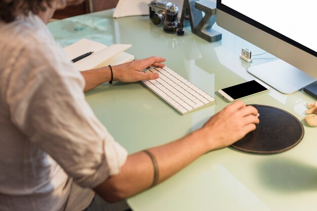 Hombre moderno en escritorio