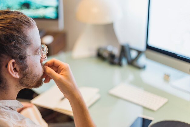 Hombre moderno en escritorio