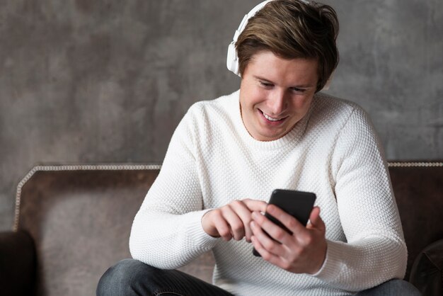 Hombre moderno escuchando música con auriculares