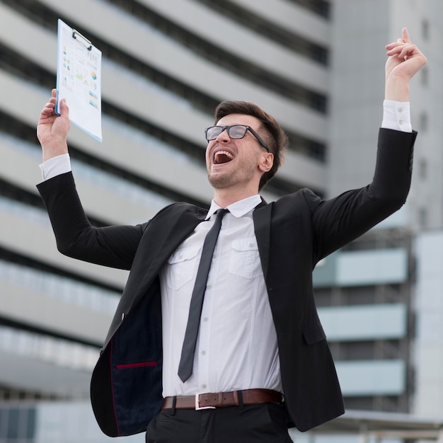 Hombre moderno feliz de ángulo bajo