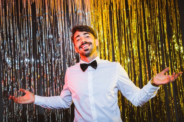 Foto gratuita hombre moderno en fiesta de año nuevo