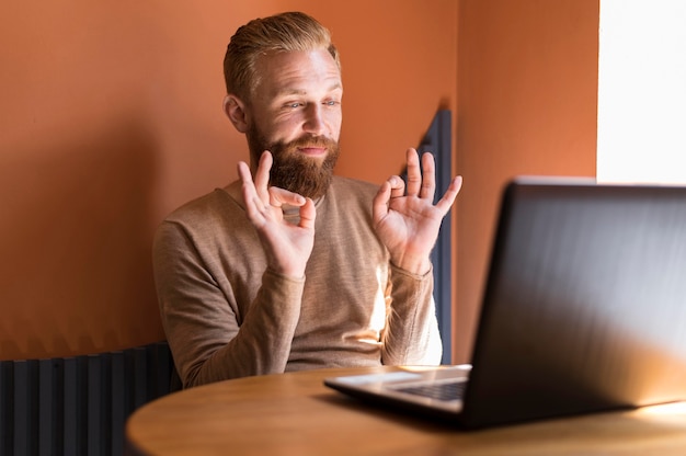 Hombre moderno guapo con una videollamada de trabajo