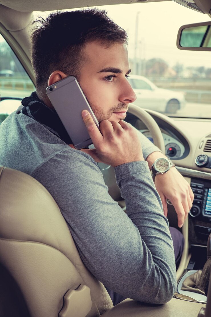Foto gratuito hombre moderno hablando por teléfono inteligente en el auto.