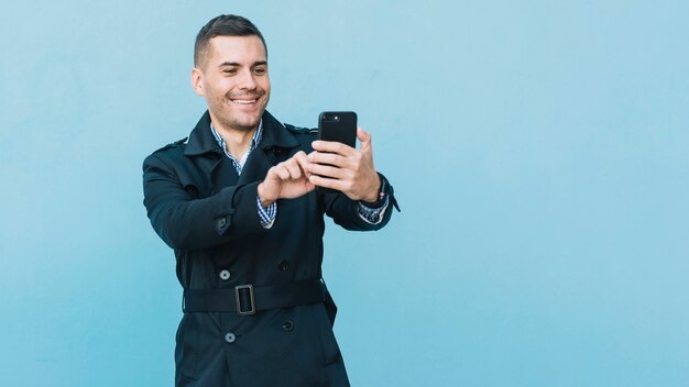 Hombre moderno haciendo selfie