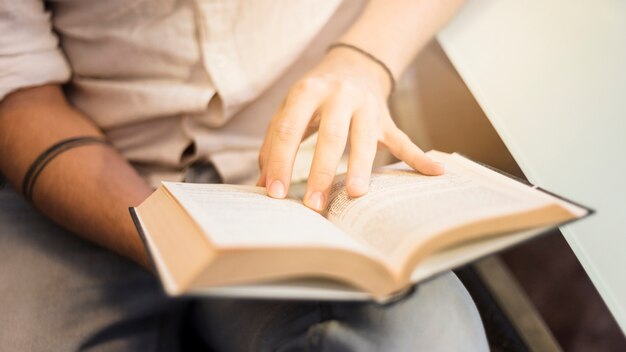 Hombre moderno leyendo en sofá