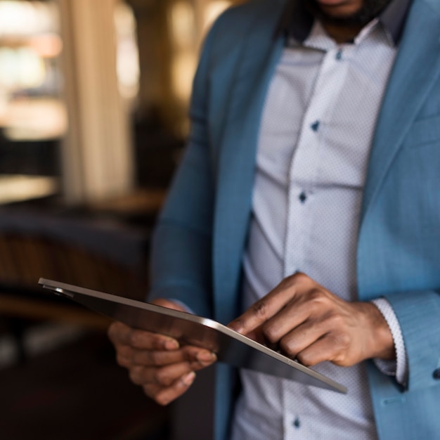 Foto gratuita hombre moderno mirando su tableta