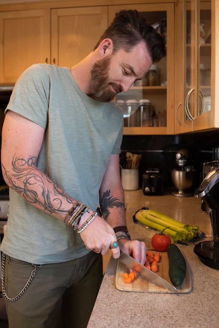 Foto gratuito hombre moderno pasar tiempo en la cocina