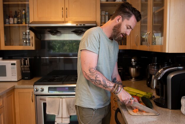Hombre moderno pasar tiempo en la cocina